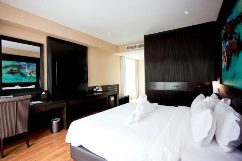 Vouk Hotel Suites, Penang Джорджтаун Экстерьер фото